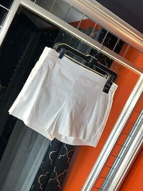 New York & Company Whitney Stretch Pull-On Shorts 🕊️